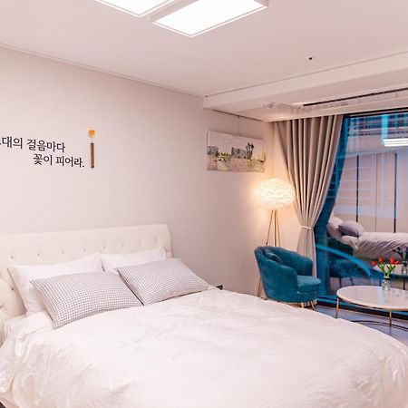 Aparthotel Lotte Castle Marina à Yeosu Extérieur photo