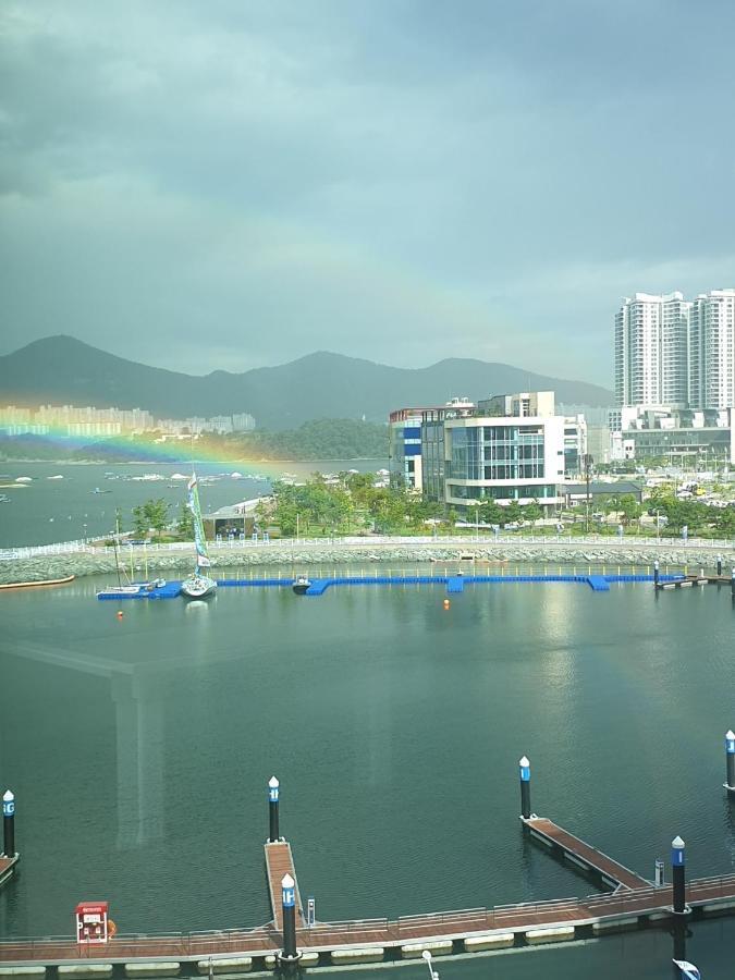 Aparthotel Lotte Castle Marina à Yeosu Extérieur photo