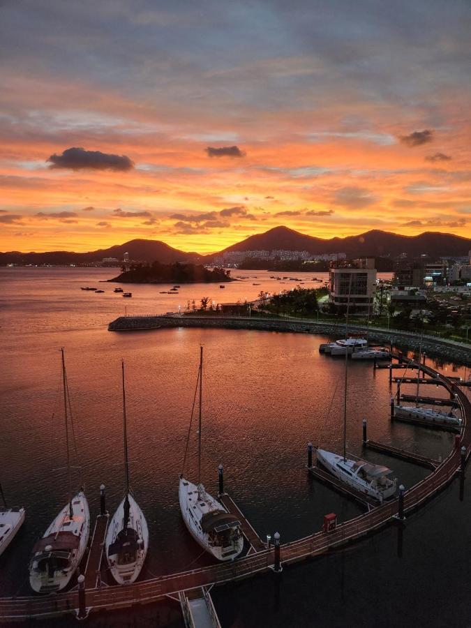 Aparthotel Lotte Castle Marina à Yeosu Extérieur photo